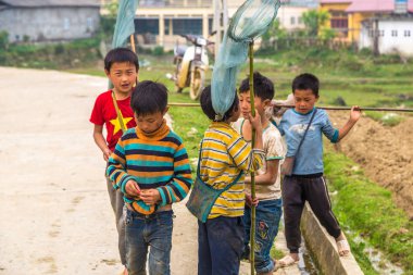 Sapa, Vietnam - 19 Haziran 2018: Bir yaz günü Vietnam'da Sapa, Lao Cai, etnik azınlık çocuklarda