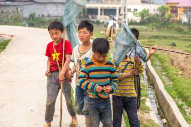 Sapa, Vietnam - 19 Haziran 2018: Bir yaz günü Vietnam'da Sapa, Lao Cai, etnik azınlık çocuklarda