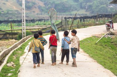 Sapa, Vietnam - 19 Haziran 2018: Bir yaz günü Vietnam'da Sapa, Lao Cai, etnik azınlık çocuklarda