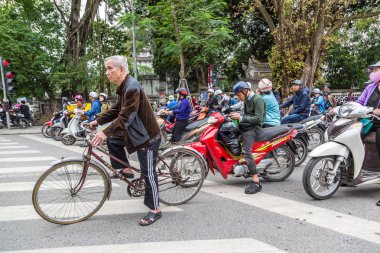 Hanoi, Vietnam - 7 Haziran 2018: Birçok motosiklet trafik sıkışıklığı içinde Hanoi, Vietnam bir yaz günü var