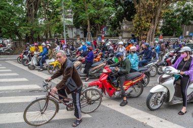 Hanoi, Vietnam - 7 Haziran 2018: Birçok motosiklet trafik sıkışıklığı içinde Hanoi, Vietnam bir yaz günü var