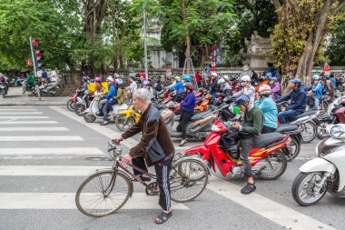 Hanoi, Vietnam - 7 Haziran 2018: Birçok motosiklet trafik sıkışıklığı içinde Hanoi, Vietnam bir yaz günü var