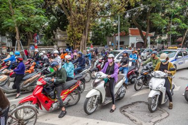 Hanoi, Vietnam - 7 Haziran 2018: Birçok motosiklet trafik sıkışıklığı içinde Hanoi, Vietnam bir yaz günü var