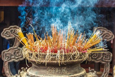 Tütsü yakma Tran Quoc pagoda Hanoi, Vietnam için içinde bir yaz günü sopa