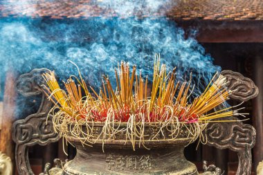 Tütsü yakma Tran Quoc pagoda Hanoi, Vietnam için içinde bir yaz günü sopa