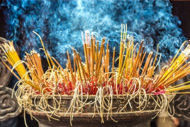 Tütsü yakma Tran Quoc pagoda Hanoi, Vietnam için içinde bir yaz günü sopa