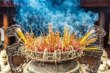 Tütsü yakma Tran Quoc pagoda Hanoi, Vietnam için içinde bir yaz günü sopa