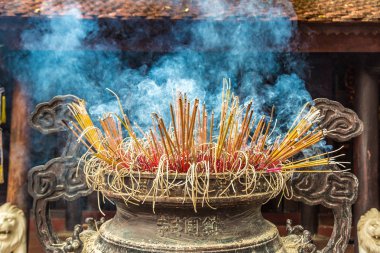 Tütsü yakma Tran Quoc pagoda Hanoi, Vietnam için içinde bir yaz günü sopa