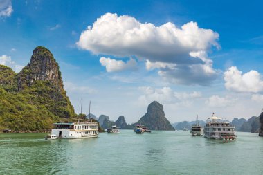 Dünya doğal mirası Halong bay, bir yaz günü Vietnam'da