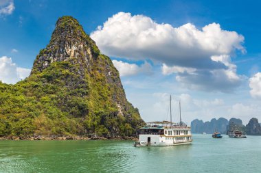 Dünya doğal mirası Halong bay, bir yaz günü Vietnam'da