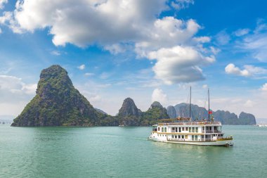 Dünya doğal mirası Halong bay, bir yaz günü Vietnam'da