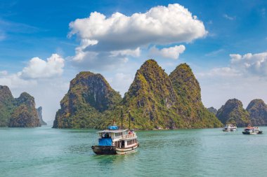 Dünya doğal mirası Halong bay, bir yaz günü Vietnam'da