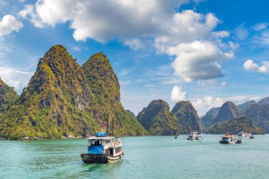 Dünya doğal mirası Halong bay, bir yaz günü Vietnam'da