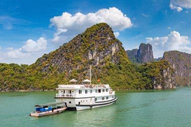 Dünya doğal mirası Halong bay, bir yaz günü Vietnam'da