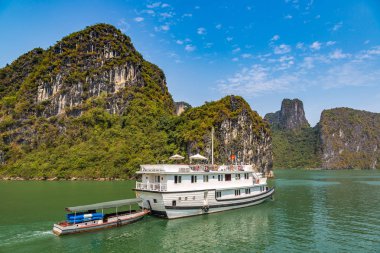 Dünya doğal mirası Halong bay, bir yaz günü Vietnam'da