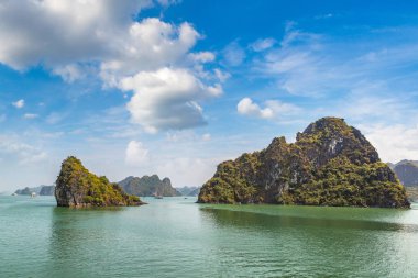 Dünya doğal mirası Halong bay, bir yaz günü Vietnam'da