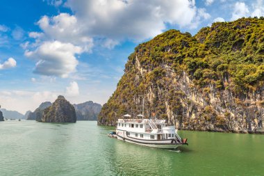 Dünya doğal mirası Halong bay, bir yaz günü Vietnam'da