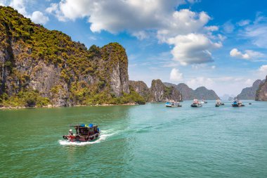 Dünya doğal mirası Halong bay, bir yaz günü Vietnam'da