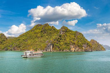 Dünya doğal mirası Halong bay, bir yaz günü Vietnam'da