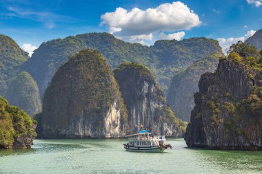 Dünya doğal mirası Halong bay, bir yaz günü Vietnam'da