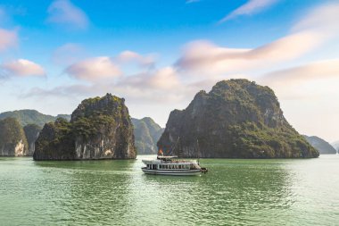Dünya doğal mirası Halong bay, bir yaz günü Vietnam'da