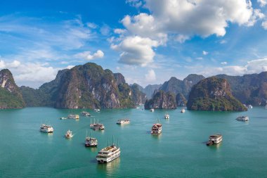 Bir yaz günü Vietnam'da Halong Körfezi panoramik havadan görünümü