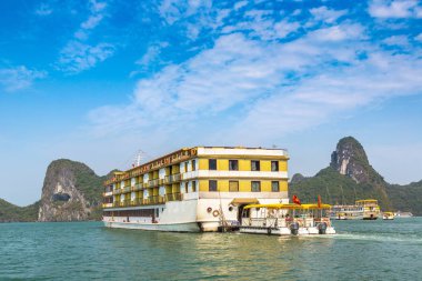 Dünya doğal mirası Halong bay, bir yaz günü Vietnam'da