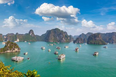 Bir yaz günü Vietnam'da Halong Körfezi panoramik havadan görünümü