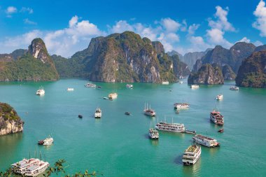 Bir yaz günü Vietnam'da Halong Körfezi panoramik havadan görünümü