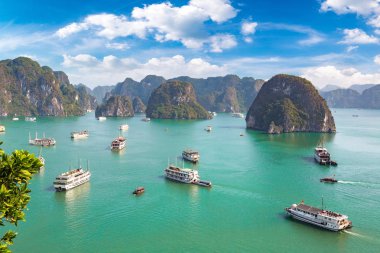 Bir yaz günü Vietnam'da Halong Körfezi panoramik havadan görünümü