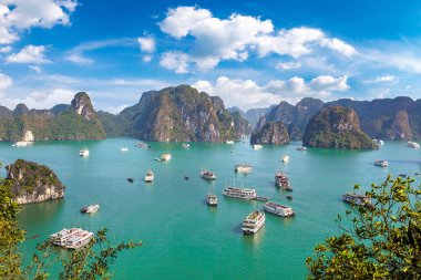 Bir yaz günü Vietnam'da Halong Körfezi panoramik havadan görünümü