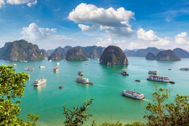 Bir yaz günü Vietnam'da Halong Körfezi panoramik havadan görünümü