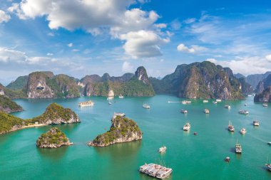 Bir yaz günü Vietnam'da Halong Körfezi panoramik havadan görünümü