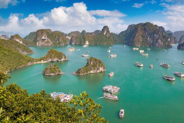 Bir yaz günü Vietnam'da Halong Körfezi panoramik havadan görünümü