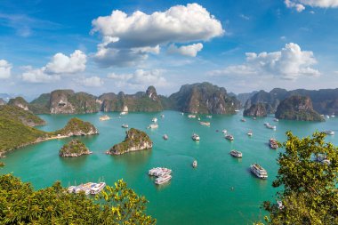 Bir yaz günü Vietnam'da Halong Körfezi panoramik havadan görünümü