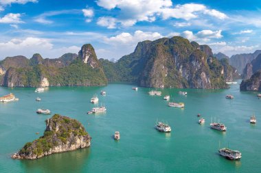 Bir yaz günü Vietnam'da Halong Körfezi panoramik havadan görünümü