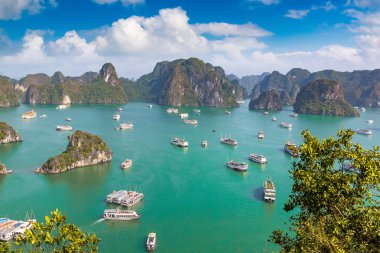 Bir yaz günü Vietnam'da Halong Körfezi panoramik havadan görünümü