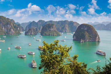 Bir yaz günü Vietnam'da Halong Körfezi panoramik havadan görünümü