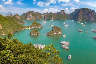 Bir yaz günü Vietnam'da Halong Körfezi panoramik havadan görünümü