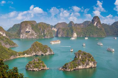 Bir yaz günü Vietnam'da Halong Körfezi panoramik havadan görünümü