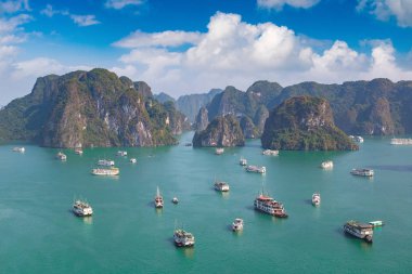 Bir yaz günü Vietnam'da Halong Körfezi panoramik havadan görünümü