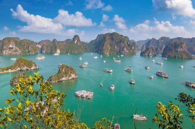 Bir yaz günü Vietnam'da Halong Körfezi panoramik havadan görünümü