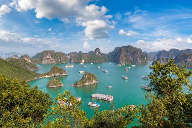 Bir yaz günü Vietnam'da Halong Körfezi panoramik havadan görünümü