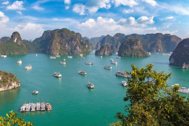 Bir yaz günü Vietnam'da Halong Körfezi panoramik havadan görünümü