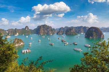 Bir yaz günü Vietnam'da Halong Körfezi panoramik havadan görünümü