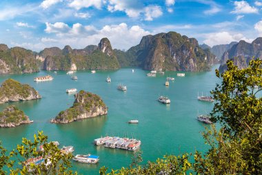 Bir yaz günü Vietnam'da Halong Körfezi panoramik havadan görünümü
