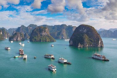 Bir yaz günü Vietnam'da Halong Körfezi panoramik havadan görünümü
