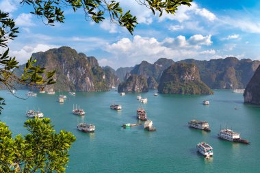 Bir yaz günü Vietnam'da Halong Körfezi panoramik havadan görünümü