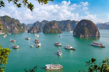 Bir yaz günü Vietnam'da Halong Körfezi panoramik havadan görünümü