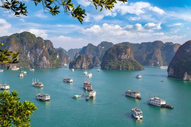 Bir yaz günü Vietnam'da Halong Körfezi panoramik havadan görünümü